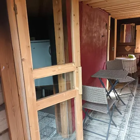 Saunamoekki Jaerven Rannalla - 5-tien Varrella