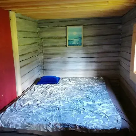 Saunamoekki Jaerven Rannalla - 5-tien Varrella