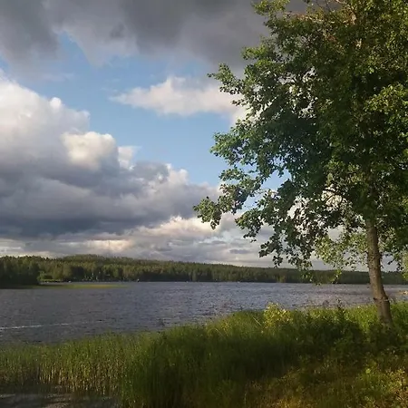 Saunamoekki Jaerven Rannalla - 5-tien Varrella Hyrynsalmi